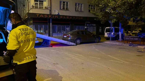 Kayseri'de ehliyetsiz sürücü, polisin 'dur' ihtarına uymayarak kaçtı.