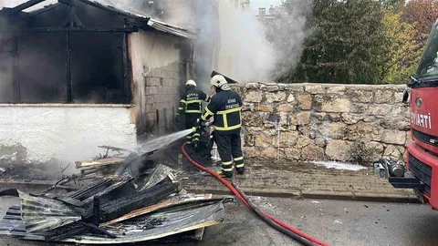 Sivas'ta kundaklama şüphesiyle bir kişinin gözaltına alındığı ikamet yangınında, bir kat tamamen kullanılmaz hale geldi.