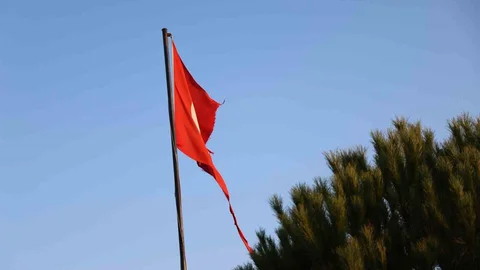 Aydın'da Yırtılan Türk Bayrağı Değişim Günü Bekliyor