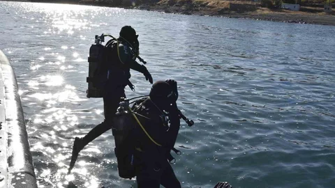 Bitlis'te kaçakçılıkla mücadele eden kurbağa adamlar, Van Gölü'nde gece gündüz çalışıyor.