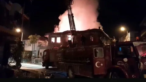 Ağlasun'da 2 katlı evde yangın