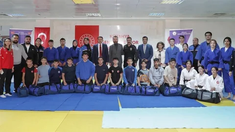 Kütahya'da genç sporculara malzeme desteği
