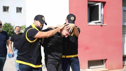 Adana'da kavgalı olduğu arkadaşını 100 metreden vurarak öldüren 19 yaşındaki şüpheli yakalandı.