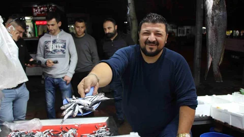 Amasya'da balıkçı ve kasap arasında esprili bir indirim kapışması yaşandı.