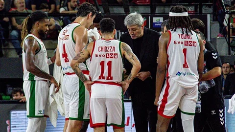 İzmir'de Karşıyaka Basketbol, sezonun ilk iç saha yenilgisini aldı