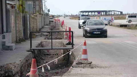 Van'da bozuk yollar sürücüleri ve esnafı zorluyor