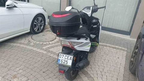 Antalya'nın Manavgat ilçesinde motosiklet yayaya çarptı, 2 kişi yaralandı.