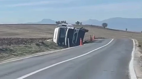 Bolu'da Beypiliç yem kamyonu devrildi