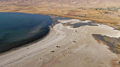 Van'da Erçek Gölü'nde su seviyesi dikkat çekici bir şekilde azalma gösterdi