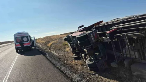 Konya'da devrilen tırın sürücüsü hafif yaralandı