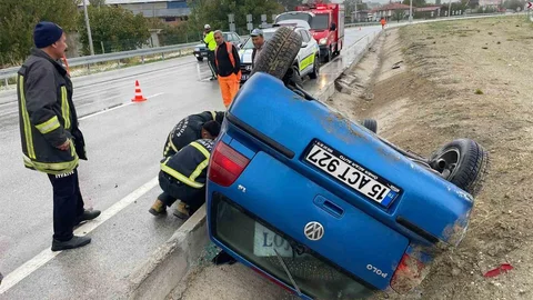 Burdur'da otomobil devrildi, sürücü itfaiye tarafından kurtarıldı