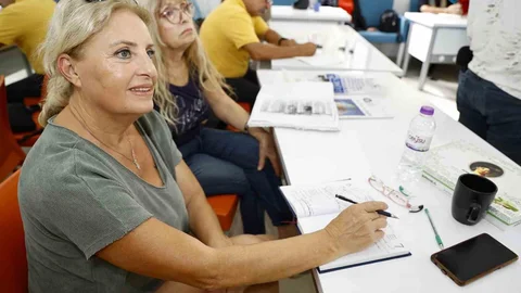 Aktif Yaşlı Merkezi, Antalya'da sosyal buluşma noktası olarak yaşlı vatandaşlara hizmet veriyor.