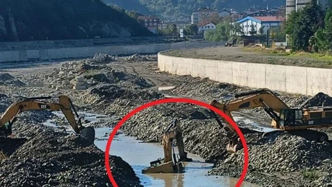 Ayancık Çayı’nda iş makinesi suya gömüldü
