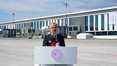 Bakan Uraloğlu, Antalya'da inşa edilecek yeni hava trafik kontrol kulesinin şehrin simgelerinden biri olacağını belirtti.