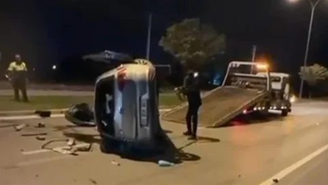 Aksaray’da direğe çarpan genç sürücü, 10 gün süren yaşam mücadelesinin ardından hayatını kaybetti.