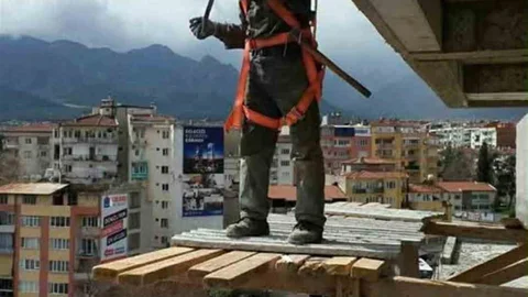 Denizli'de inşaatın 4. katından düşen işçi hastanede yaşamını yitirdi