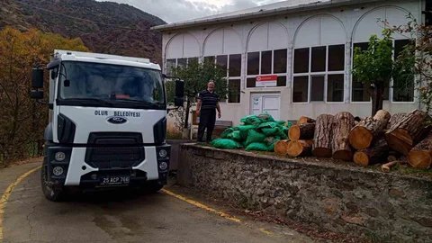 Erzurum'da camilerin kışlık yakacak ihtiyacı karşılandı