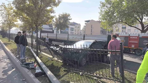Bursa İnegöl'de kazaya karışan otomobil aydınlatma direği ve tıra çarptı.