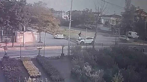Tuzla'da düğün yeri bakarken otomobil çarpan genç ağır yaralandı