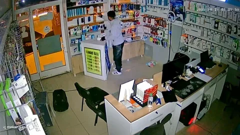 Elazığ'da telefoncu dükkanına hırsız girdi