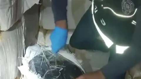 Adana'da samanların arasında 2 milyon 750 bin TL değerinde elektronik sigara bulundu