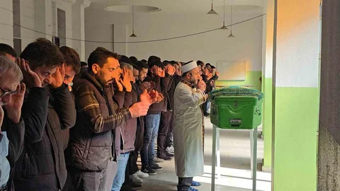 Karabük'te tır kazasında yaşamını yitiren 22 yaşındaki sürücü son yolculuğuna uğurlandı.