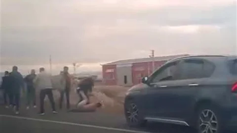 Aksaray’da polis cenazesi konvoyundaki araçlara saldırı düzenlendi.