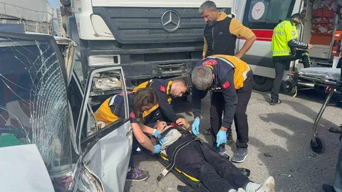 Aksaray'da otomobil ile tır çarpıştı