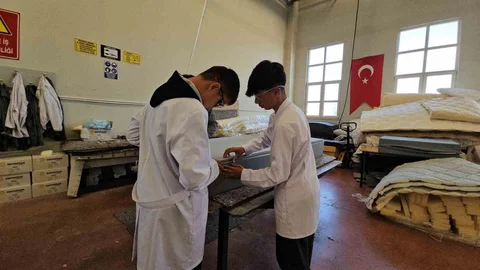 Kayseri'de öğrenciler, Gazze için ürettikleri yatakları Kızılay’a teslim etti