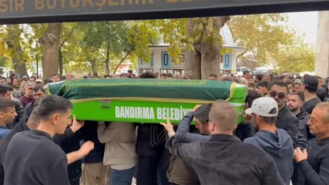 Balıkesir'de kalp krizi geçirerek hayatını kaybeden kaleci Oğuzhan Kamacı'nın cenazesi defnedildi.