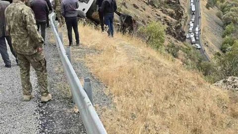 Hakkâri'de Uçuruma Düşen Kamyonu Askeri Vinç Kurtardı