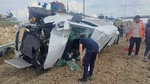 Tarsus'ta Havaalanı Yolunda THY Servis Aracı Devrildi, 4 Kişi Yaralandı