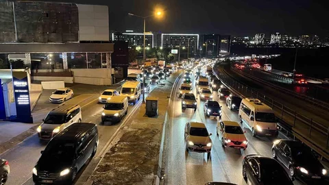 İstanbul'da mesai çıkışında trafik yoğunluğu arttı