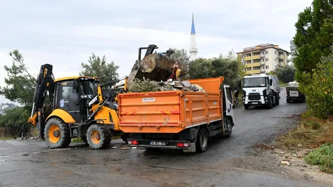 Kuşadası'nda atıklar temizlendi