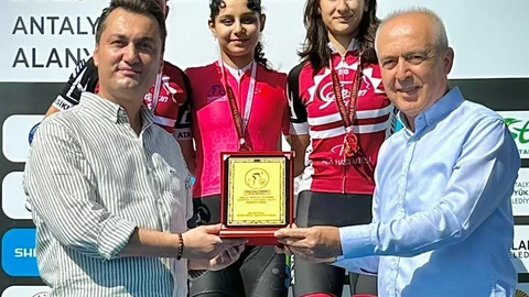 Denizli'de bisikletin altın kızı Buse Ertekin, 2025 sezonunu zirvede tamamladı.