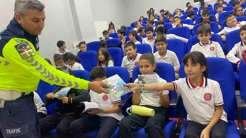 Kayseri'de jandarma 142 öğrenciye trafik kurallarını anlattı