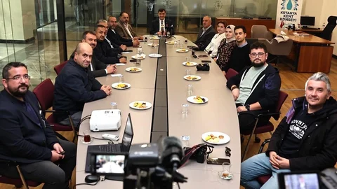 Kütahya'da Başkan Kahveci, belediyenin son üç aylık faaliyetlerini değerlendirdi.