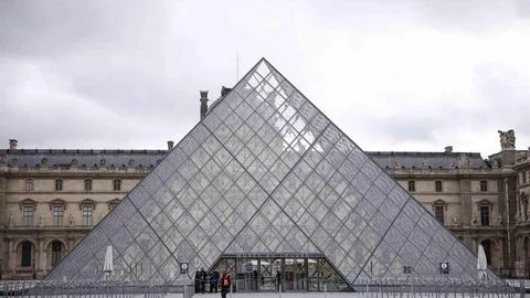 Paris'te Louvre Müzesi'nden çalınan mücevherlerin değeri 88 milyon euro