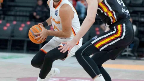 FIBA Şampiyonlar Ligi'nde Galatasaray, Würzburg Baskets'i 89-83 yenerek önemli bir galibiyet elde etti.