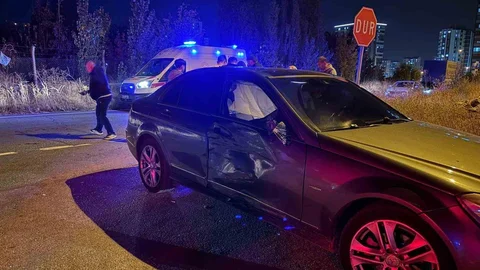 Kayseri'de motosiklet otomobile çarptı, 4 kişi yaralandı.