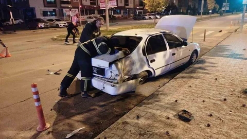 Erzincan'da iki otomobil çarpıştı