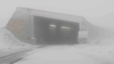 Van'da Karabet Geçidi'ne mevsimin ilk karı düştü