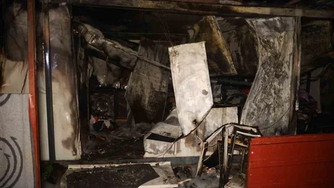 Hatay'da depremzede ailenin yaşadığı konteyner yanarak kullanılamaz hale geldi.