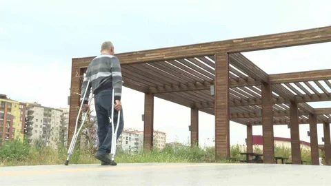 Diyarbakır'da akülü sandalyesine kavuşan İsmet Demir, mutluluğunu paylaştı.