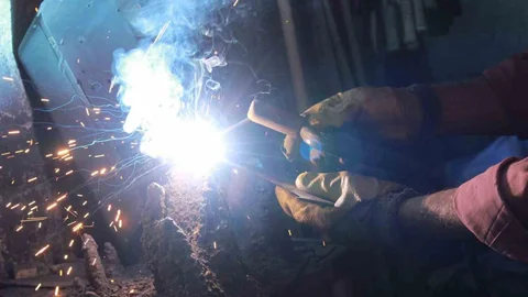 Siirt Helvacılar Çarşısı’nda 30 yıldır demir dövme ustası olan Metin İrey, ata mesleğini teknolojiye rağmen sürdürmeye devam ediyor.