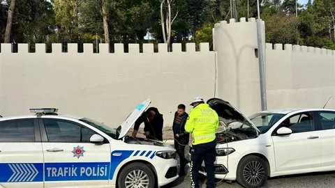 Bilecik'te yolda kalan otomobile polis ekipleri akü takviyesi yaptı.