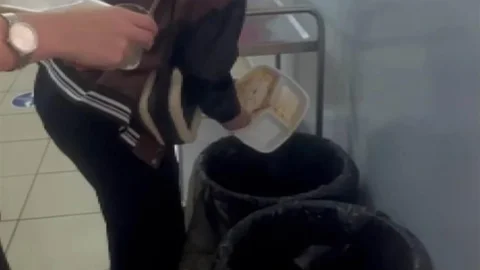 Diyarbakır'da sokak hayvanları atık yiyeceklerle besleniyor