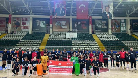 Muğla'da depremzede çocuklardan oluşan hokey takımı dostluk maçları yaptı.