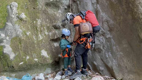 Manisa'da 4 yaşındaki Yusuf, 350 metrelik Darkale Kanyonu'nu geçti.
