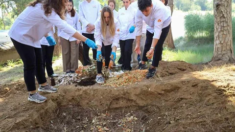 İzmir'de mutfak atıkları kompost gübreye dönüştürüldü